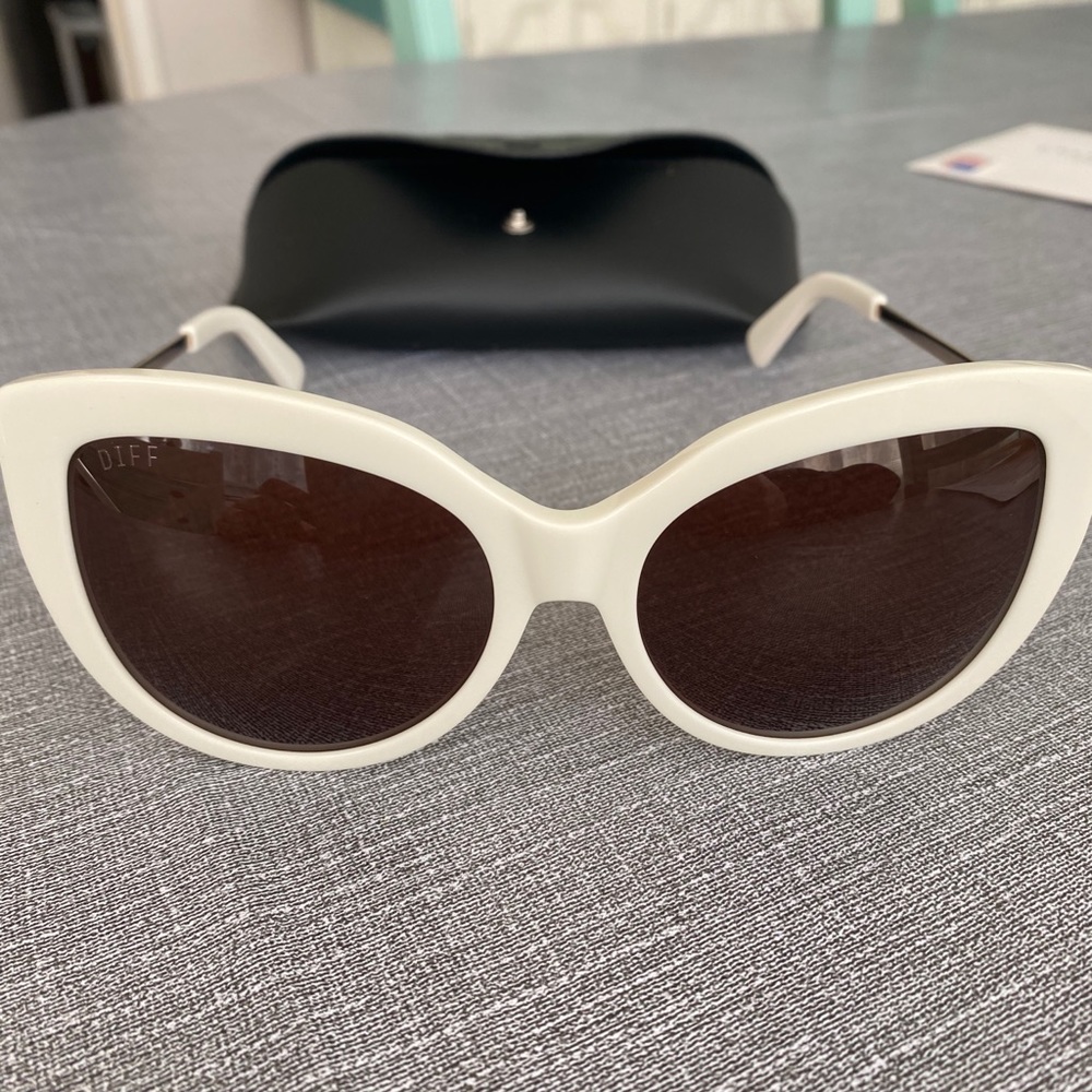 Brand new! Avery style Diff sunglasses